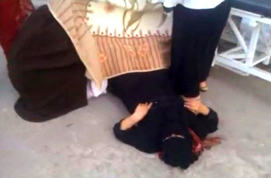 بالفيديو : مصرية تلد فى الشارع على الأسفلت بعد طردها من مستشفى حكومي Crop4811