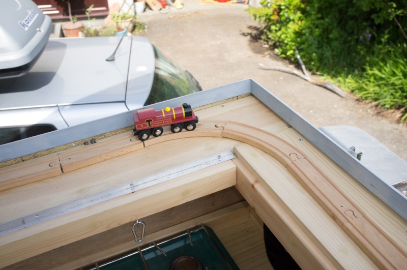 Home made lifting roof on a 110 Defender Lr_roo57