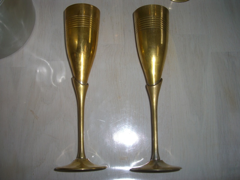 un seau a champagne et ses 6 flutes age et origines inconnues  Cimg0721