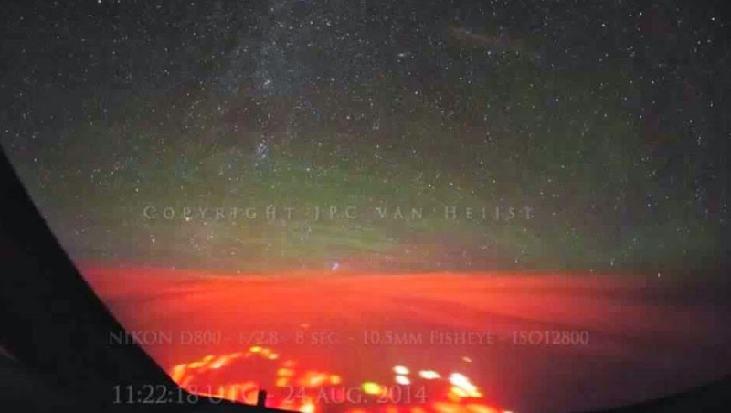 Un pilote de Boeing photographie une étrange lueur rouge à la surface du Pacifique...  Volcan10
