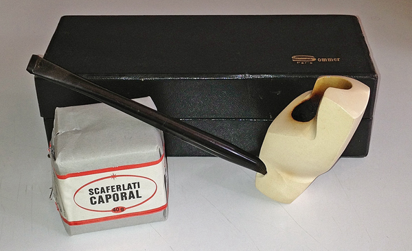 "Ceci est une pipe" Img_3410