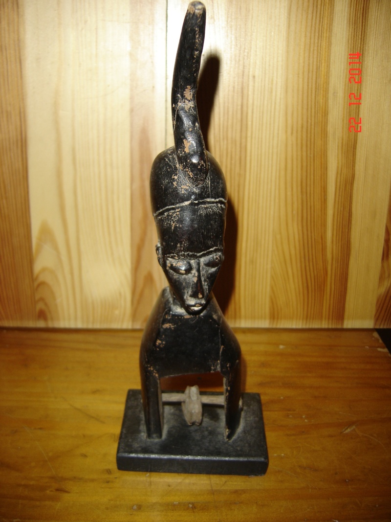 Besoin d'aide pour identification d'une statuette en bois avec petit roulette  Dsc00915