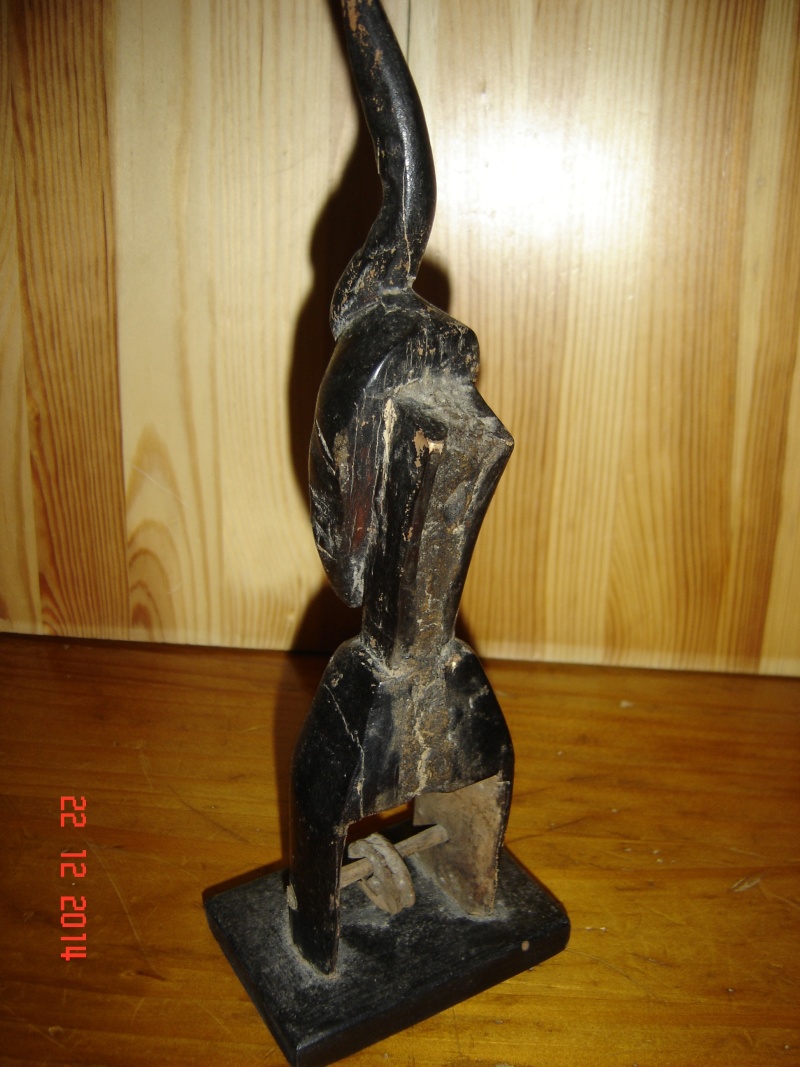 Besoin d'aide pour identification d'une statuette en bois avec petit roulette  Dsc00916