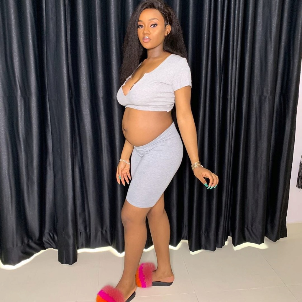 Davido’s fiancée Chioma shares a photo of her baby bump at 5 months  Chef_c11