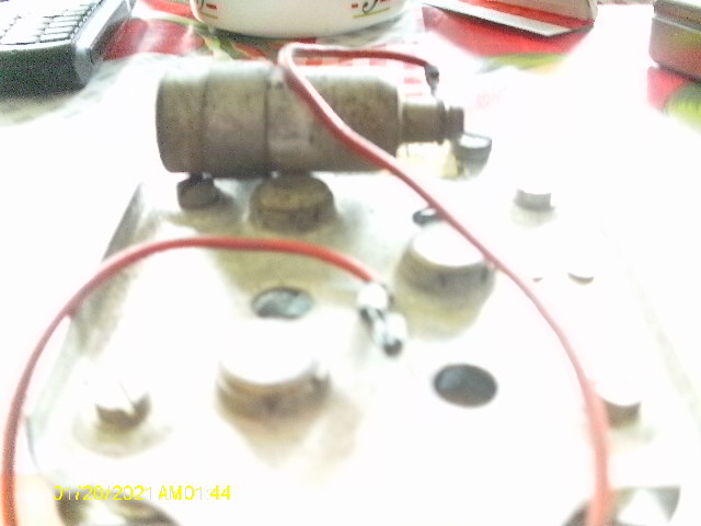 A quoi sert le condensateur sous la selle Imag0115