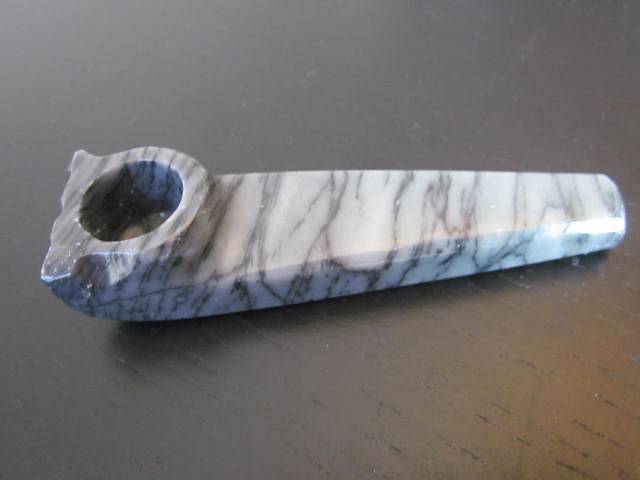 La pipe en pierre d'onyx, en pierre de jade ou autres...  Gray-c10