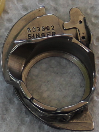 Point chaînette Singer 411/431 avec plaque et boîtier canette adaptés Boitie10