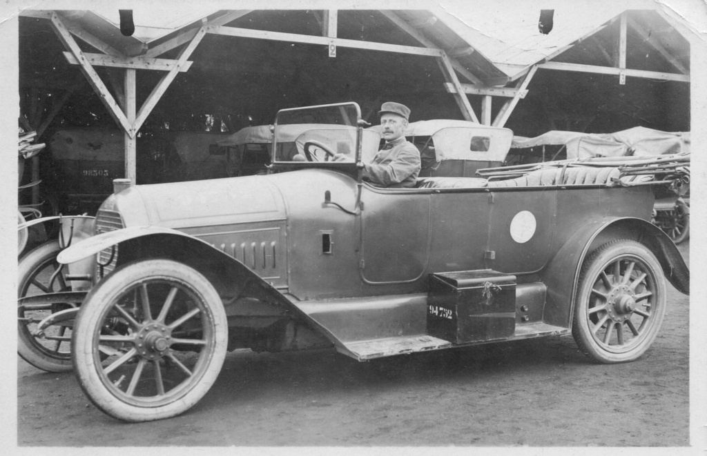 un chauffeur militaire dans une belle auto Albert10