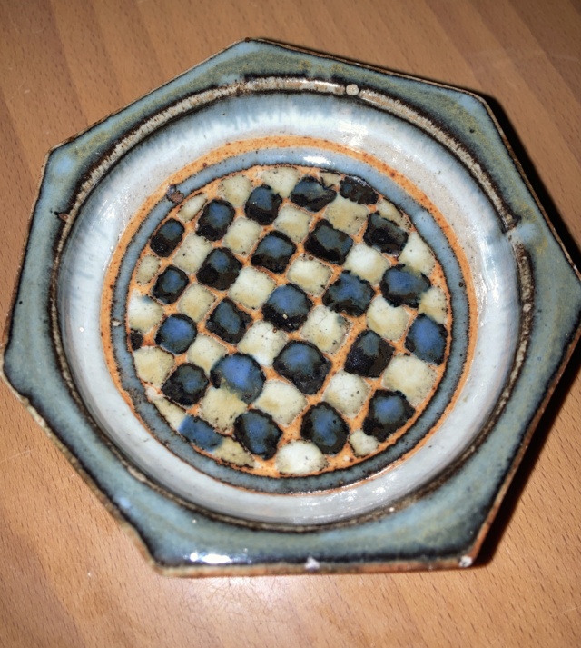 Seven sided stoneware bowl  Da104910
