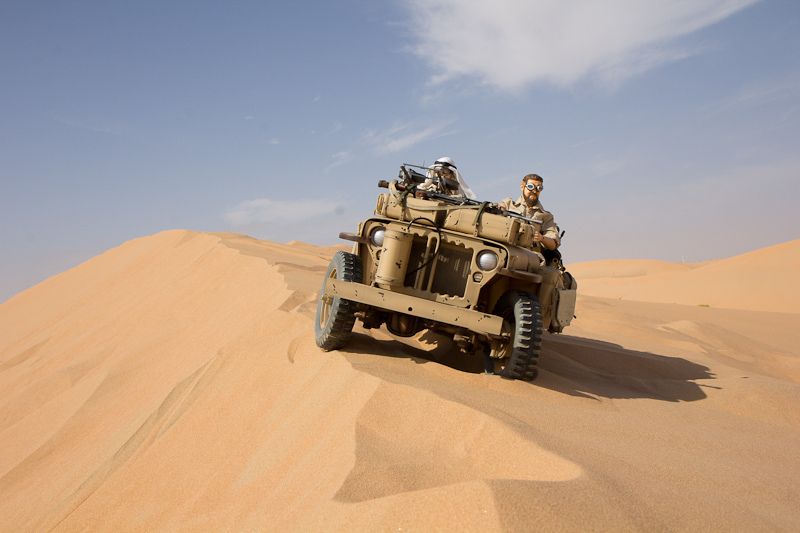 Patrouille en jeep dans le désert 69103710