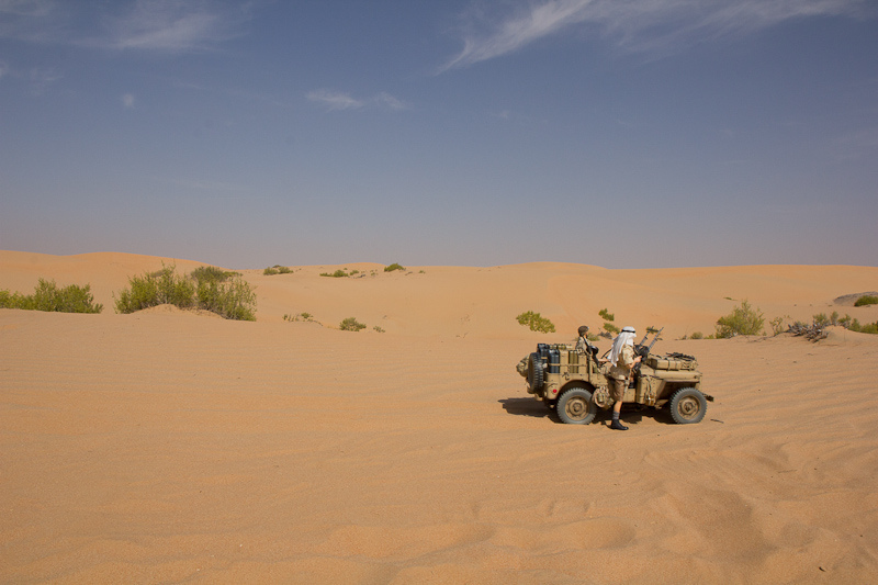 Patrouille en jeep dans le désert 69164010