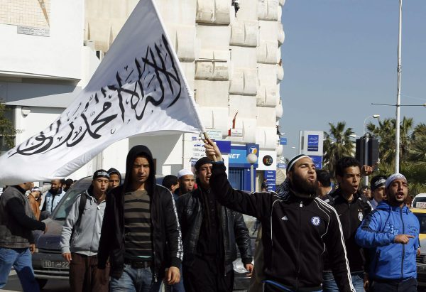  Des milliers de Tunisiens se sont rassemblés vendredi devant le Parlement. Ils ont réclamé un Etat islamique régi par la «charia» (loi coranique).  1015