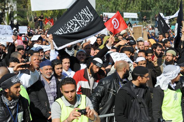  Des milliers de Tunisiens se sont rassemblés vendredi devant le Parlement. Ils ont réclamé un Etat islamique régi par la «charia» (loi coranique).  242