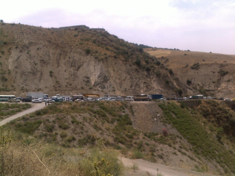 La RN9 , un véritable cauchemar pour les automobilistes (photos prises le 28 juin à 10 h entre Tizi N Bechar et Kherrata) (2) 28062013