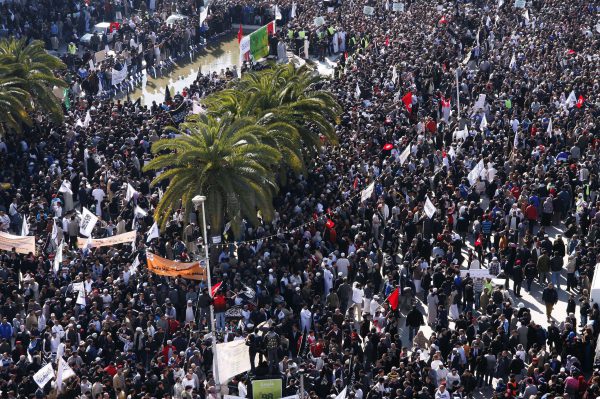  Des milliers de Tunisiens se sont rassemblés vendredi devant le Parlement. Ils ont réclamé un Etat islamique régi par la «charia» (loi coranique).  338