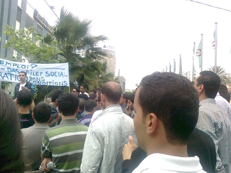 rassemblement des diplômés embauchés en pré-emploi (ANEM, DAS et filet social )près du siège de la wilaya de Béjaïa  42791910