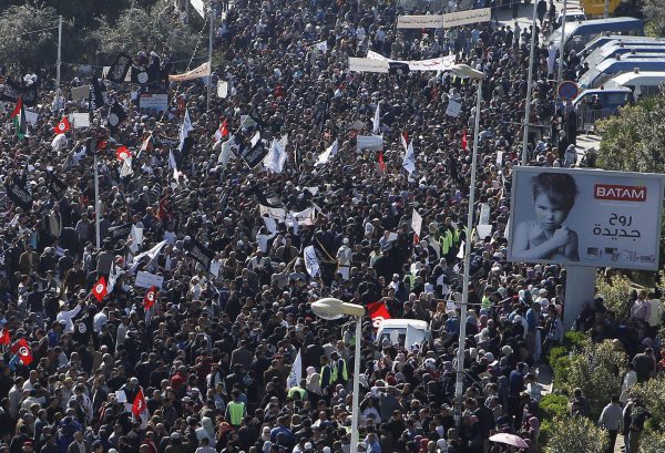  Des milliers de Tunisiens se sont rassemblés vendredi devant le Parlement. Ils ont réclamé un Etat islamique régi par la «charia» (loi coranique).  529