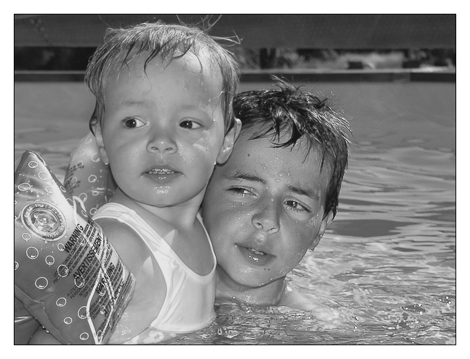 1er bain célia avec fabien sont grand frere P1080810