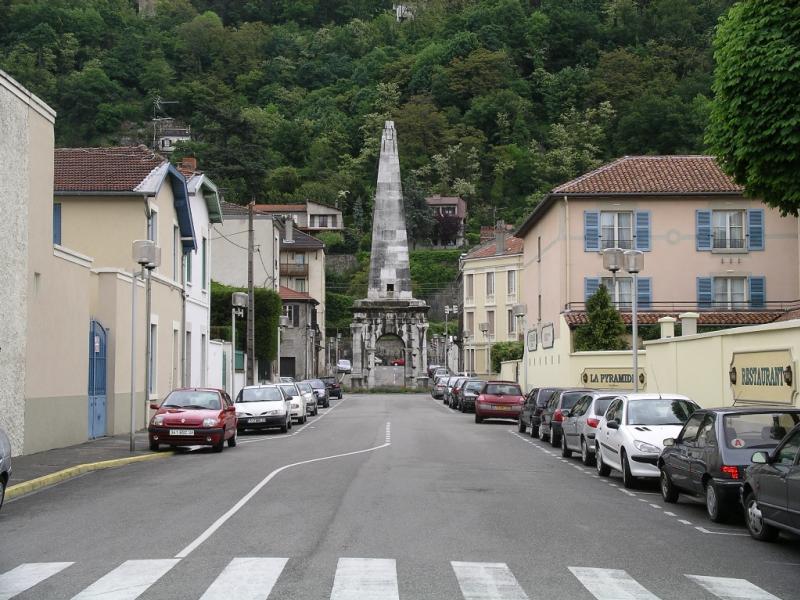 La pyramide de Vienne (Isère) Pyrami12