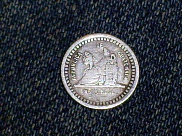 Guatemala, 1/2 real, 1880. Medior10