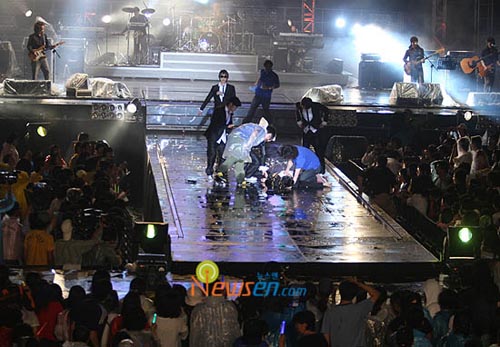[Update] Kim Jang Hoon collapses on stage due to exhaustion! Kimjan11