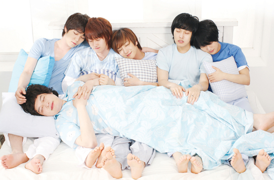 SUJU-Happy has a pillow fight! Suju10