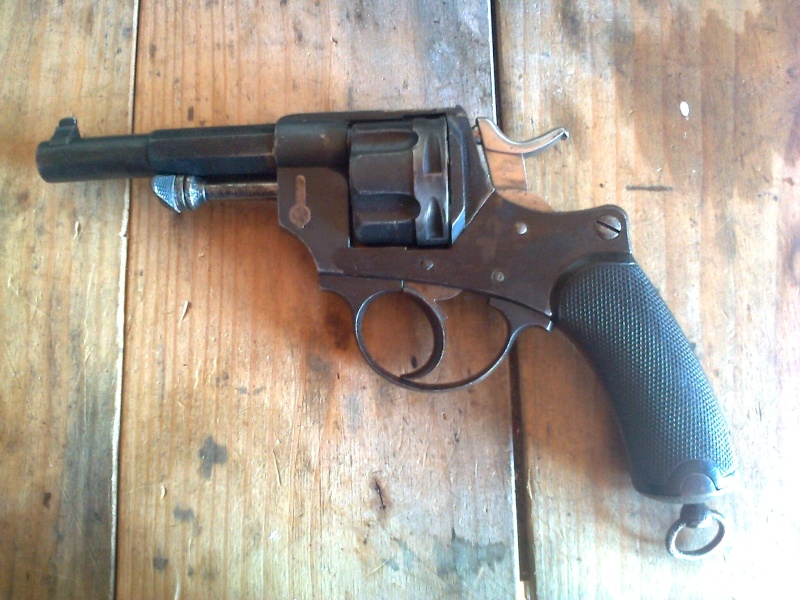 un revolver commercialisé par Lefaucheux .... mais modèle 1874 (??)  Armes_10