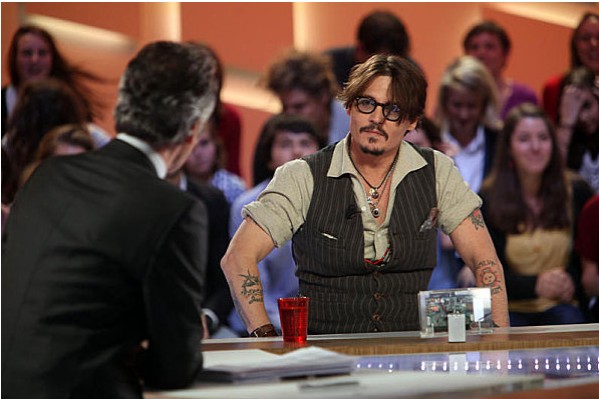 Johnny Depp au Grand Journal JEUDI 24 NOV. - Page 3 Sans_t50