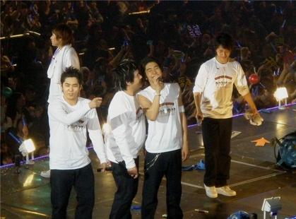 [pics ]some pics of suju and the super show Aa2210