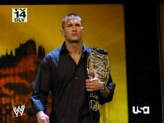 Randy Orton annonce sur le ring 06410