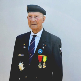 Trois parachutistes élevés à la dignité de Grand'croix de la Légion d'honneur 528d2a10