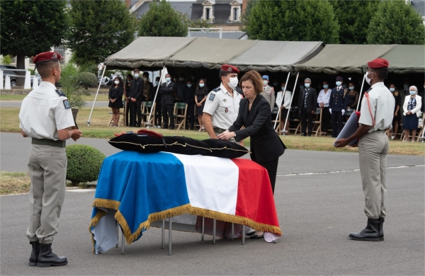 Un soldat français du 1er RHP de Tarbes tué au Mali dans des combats contre des groupes armés Un soldat du 1er régiment de hussards parachutistes de Tarbes a été tué jeudi matin au Mali, lors de combats contre les groupes armés terroristes. Le 1ère class 61661210