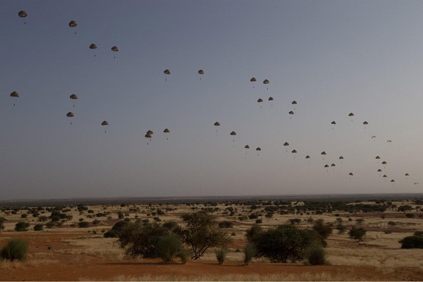 Avec six sauts en moyenne par an, l’entraînement des troupes aéroportées est insuffisant, prévient le général Burkhard Oap-2011