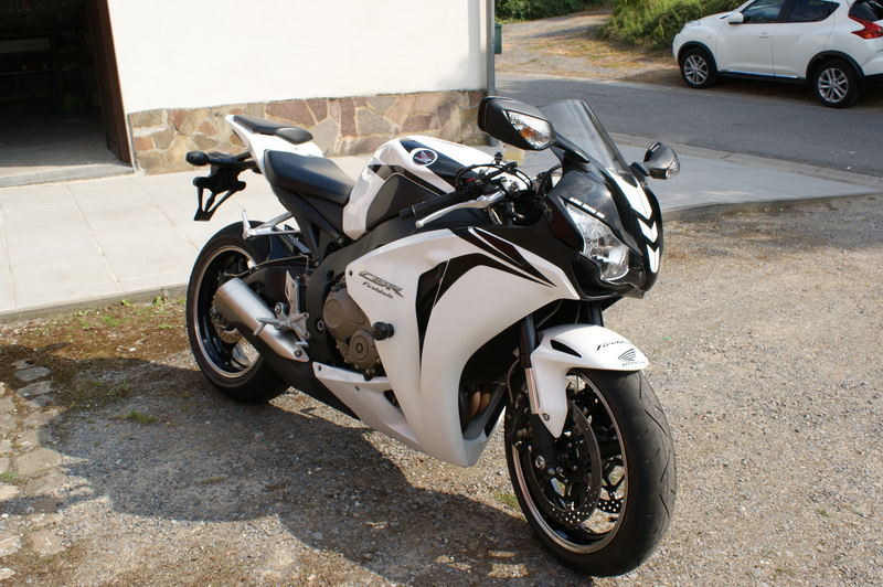 [ VENDUE] Honda CBR 1000 RR blanc/noir année 2008. 5400 km. 00810