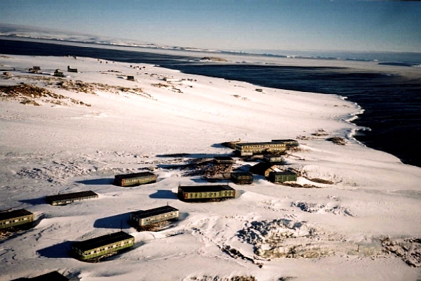 DEFI COLLECTIF : à la recherche des stations scientifiques de l'Antarctique avec Google Earth - Page 6 Molody10
