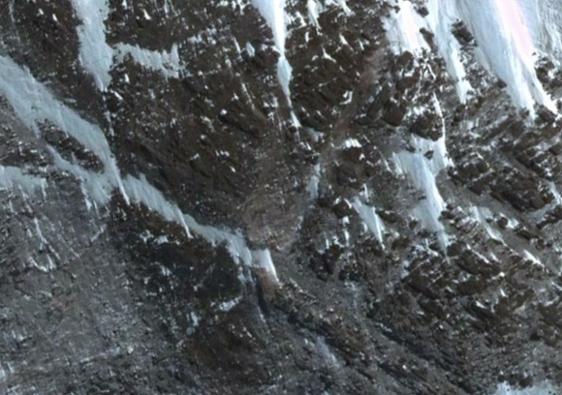 DEFI COLLECTIF : à la recherche des stations scientifiques de l'Antarctique avec Google Earth - Page 6 Moren10