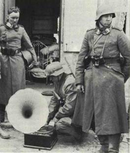Les capotes de l’armée Allemande, portées durant la 2éme Guerre mondiale. Image012