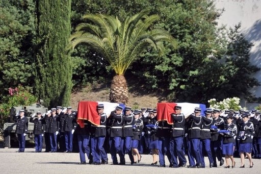 Vendredi 22 juin 2012,Militaires et anonymes rendent hommage aux deux gendarmes féminins , tombées en mission.(Source AFP) Hommag10
