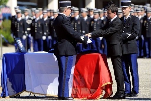 Vendredi 22 juin 2012,Militaires et anonymes rendent hommage aux deux gendarmes féminins , tombées en mission.(Source AFP) Hommag11