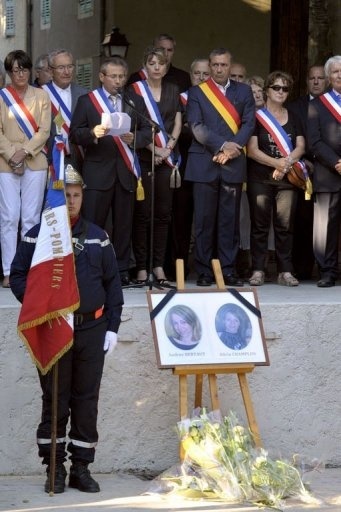 Vendredi 22 juin 2012,Militaires et anonymes rendent hommage aux deux gendarmes féminins , tombées en mission.(Source AFP) Hommag12