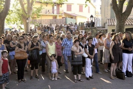 Vendredi 22 juin 2012,Militaires et anonymes rendent hommage aux deux gendarmes féminins , tombées en mission.(Source AFP) Hommag13
