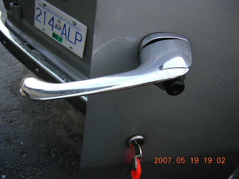 Door handle/locking question  Dscn0317