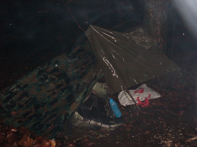 abri et feu de nuit sous la pluie Dsc08611