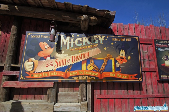MEET MICKEY MOUSE - Fantasyland Dsc00610