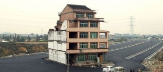 Insolite ... Chine: la maison au milieu d'une autoroute 11779810