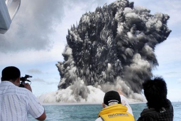 Núi lửa ngầm - sự phun trào kì lạ và ngoạn mục giữa biển  12020810