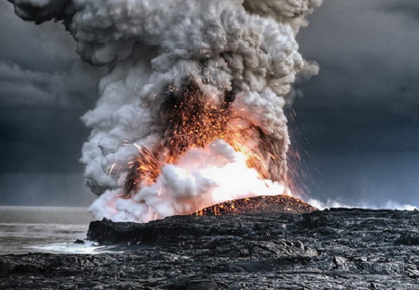 Núi lửa ngầm - sự phun trào kì lạ và ngoạn mục giữa biển  12020811