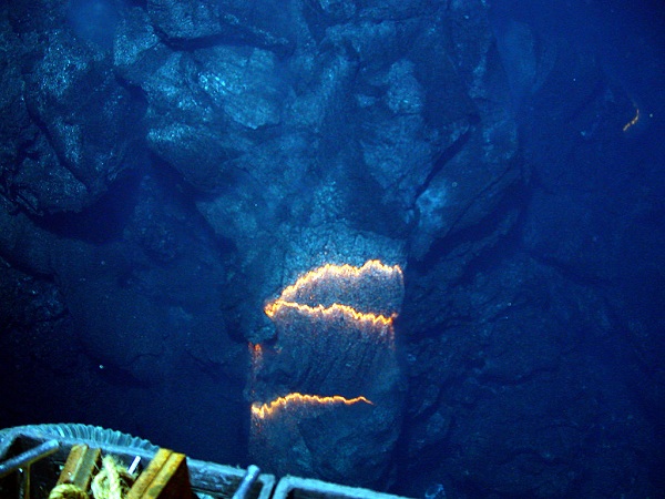 Núi lửa ngầm - sự phun trào kì lạ và ngoạn mục giữa biển  12020814