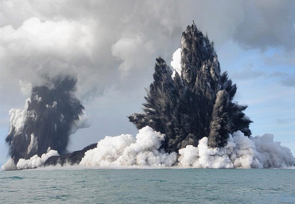 Núi lửa ngầm - sự phun trào kì lạ và ngoạn mục giữa biển  12020815