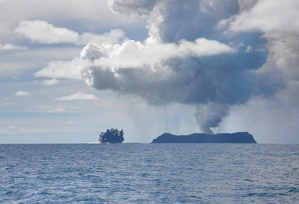 Núi lửa ngầm - sự phun trào kì lạ và ngoạn mục giữa biển  12020817